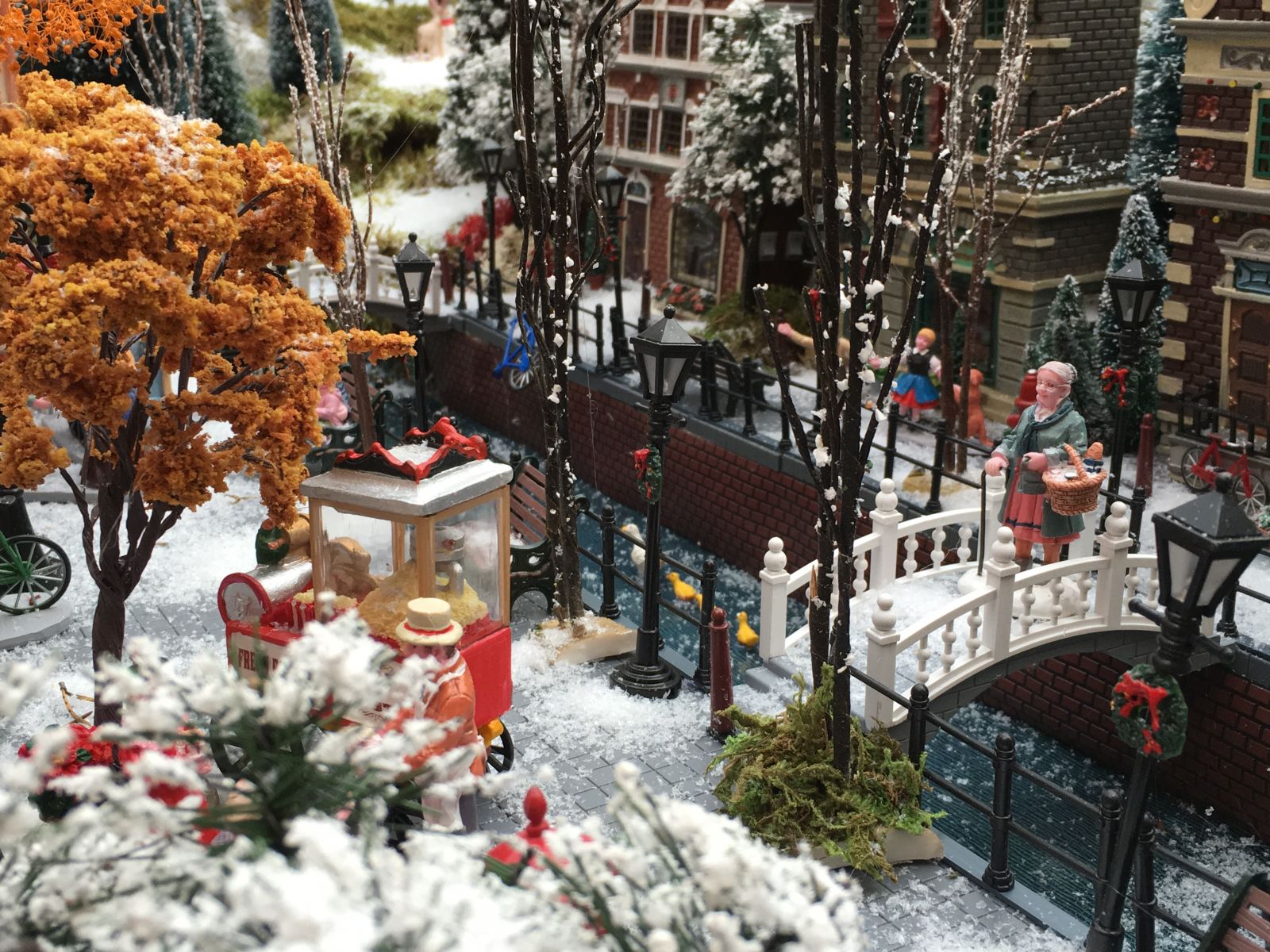 Lemax gracht in mini-kerstdorp bij tuincentrum Osdorp 2016