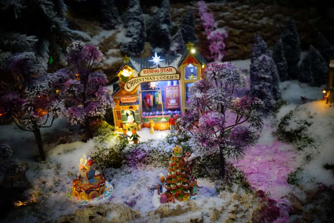 Paarse verlichting in een Lemax miniatuur kerstdorp