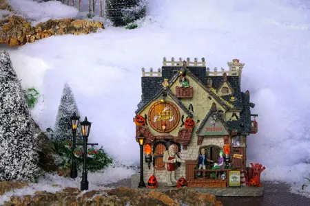 Lemax bigfoot brewhaus verlicht huisje Spooky Town 2024 - afbeelding 2
