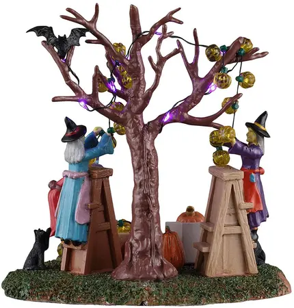 Lemax decorating the spooky tree verlicht tafereel Spooky Town 2026 - afbeelding 4