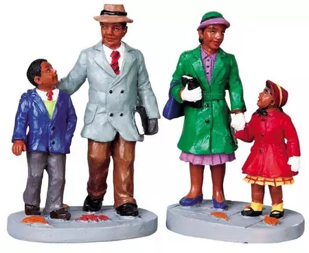Lemax going to church, s/2 kerstdorp figuur type 4 Caddington Village 2009