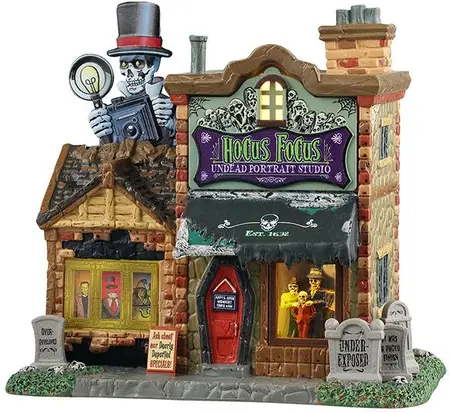 Lemax hocus focus undead portrait studio verlicht huisje Spooky Town 2025