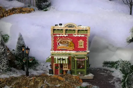 Lemax juliette's croissant & coffee shop verlicht kersthuisje Caddington Village 2024 - afbeelding 4
