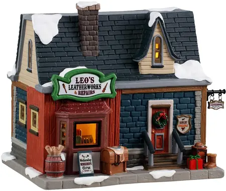 Lemax leo's leatherworks & repairs verlicht kersthuisje Vail Village 2025 - afbeelding 2