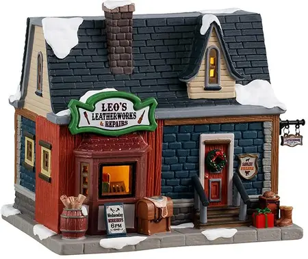 Lemax leo's leatherworks & repairs verlicht kersthuisje Vail Village 2025 - afbeelding 1