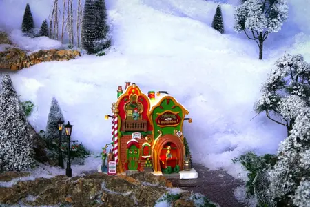 Lemax li'i murph's sleigh shop verlicht kersthuisje Santa's Wonderland 2024 - afbeelding 2