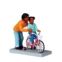 Lemax mom lends a helping hand kerstdorp figuur type 2 2010