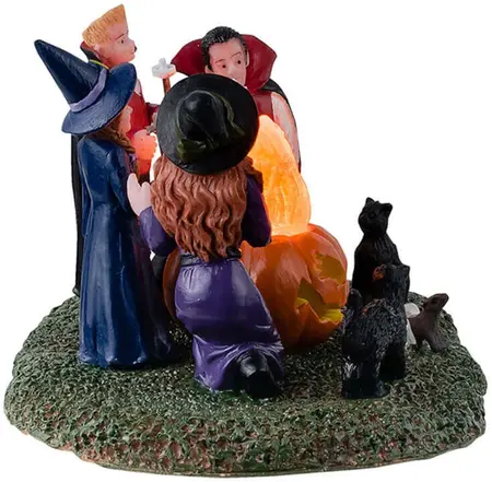 Lemax monster marshmallow roast verlicht tafereel Spooky Town 2024 - afbeelding 2