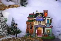 Lemax mortuary makeovers verlicht huisje Spooky Town 2024 - afbeelding 4