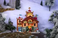 Lemax north pole outfitters verlicht kersthuisje Santa's Wonderland 2024 - afbeelding 2