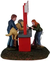 Lemax puppy kissing booth kerstdorp tafereel 2026 - afbeelding 2