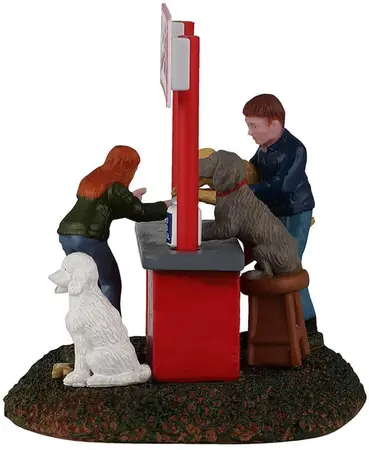 Lemax puppy kissing booth kerstdorp tafereel 2026 - afbeelding 3