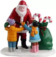 Lemax santa gets a hug kerstdorp figuur type 4 2023