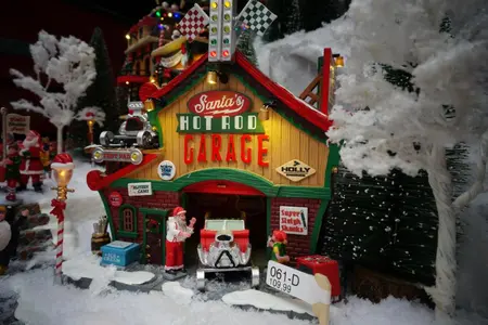 Lemax santa’s hot rod garage verlicht kersthuisje Santa's Wonderland 2022 - afbeelding 2