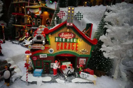 Lemax santa’s hot rod garage verlicht kersthuisje Santa's Wonderland 2022 - afbeelding 3