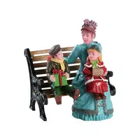 Lemax sitting together kerstdorp figuur type 3 Caddington Village 2018