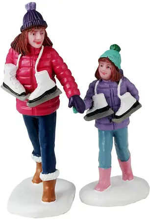 Lemax skating sisters s/2 kerstdorp figuur type 2 Vail Village 2024
