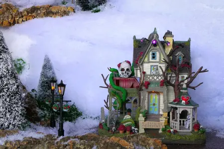 Lemax slithering gardens verlicht huisje Spooky Town 2024 - afbeelding 2