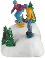 Lemax snowboarding practice kerstdorp tafereel Vail Village 2026 - afbeelding 3