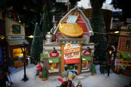 Lemax the chicken pot pie shop verlicht kersthuisje Harvest Crossing 2022 - afbeelding 4
