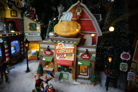 Lemax the chicken pot pie shop verlicht kersthuisje Harvest Crossing 2022 - afbeelding 5