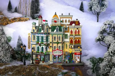 Lemax the holly jolly hotel verlichte facade Caddington Village 2024 - afbeelding 2