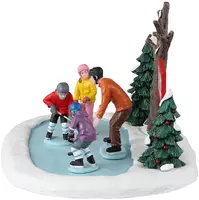 Lemax tiny tikes hockey lessons kerstdorp tafereel Vail Village  2023 - afbeelding 3