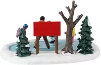 Lemax tiny tikes hockey lessons kerstdorp tafereel Vail Village  2023 - afbeelding 4