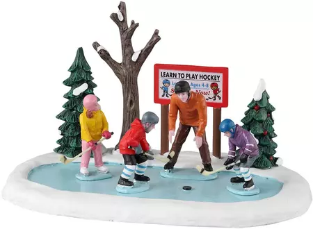Lemax tiny tikes hockey lessons kerstdorp tafereel Vail Village  2023 - afbeelding 1