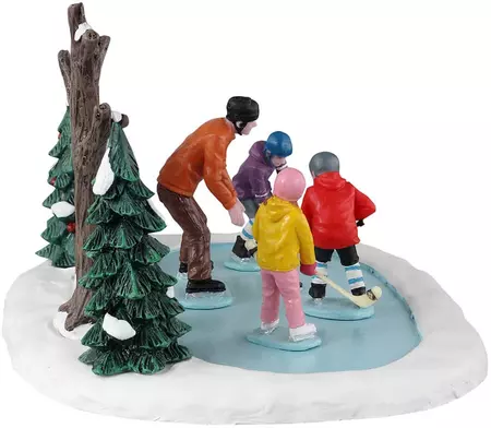 Lemax tiny tikes hockey lessons kerstdorp tafereel Vail Village  2023 - afbeelding 2