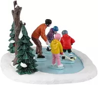 Lemax tiny tikes hockey lessons kerstdorp tafereel Vail Village  2023 - afbeelding 2