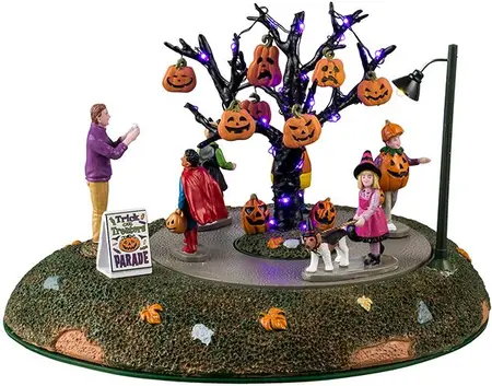 Lemax trick or treaters parade bewegend tafereel Spooky Town 2025