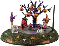 Lemax trick or treaters parade bewegend tafereel Spooky Town 2025