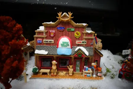 Lemax wild wooly's gift shop verlicht kersthuisje Vail Village 2022 - afbeelding 4